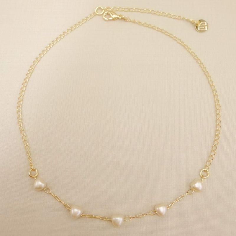 14.0314.15.O - Tornozeleira de elos clássicos com corações de pérola espaçados