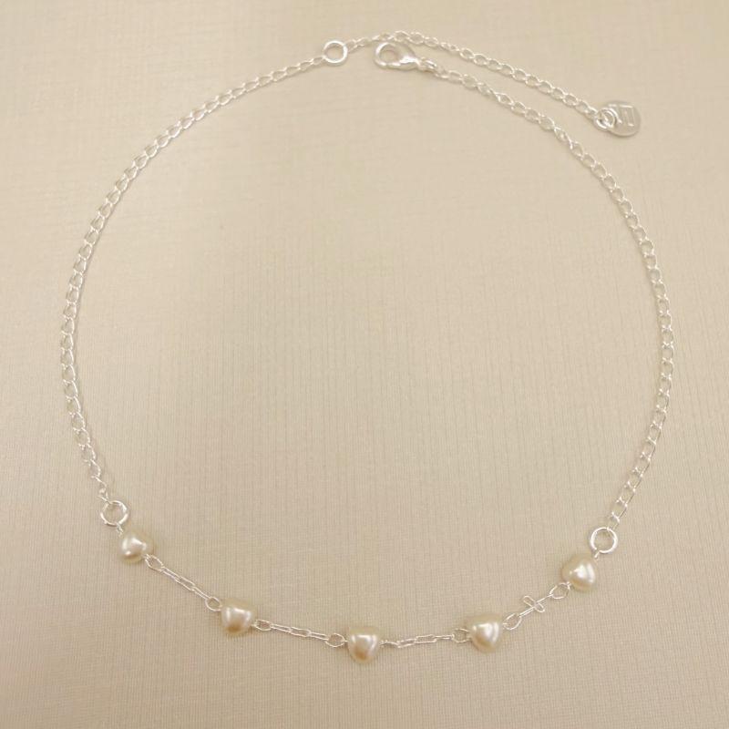 14.0314.15.S - Tornozeleira de elos clássicos com corações de pérola espaçados