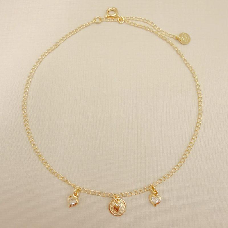 14.0315.0.O - Tornozeleira de elos simples com pingentes de corações, dois em pedra e central em moeda