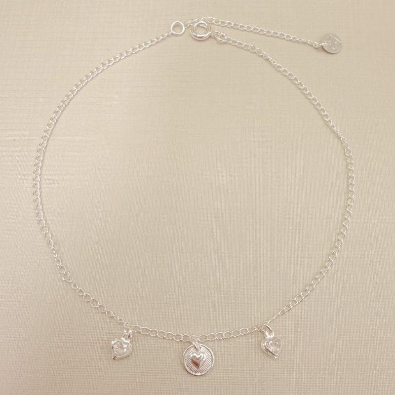 14.0315.0.S - Tornozeleira de elos simples com pingentes de corações, dois em pedra e central em moeda