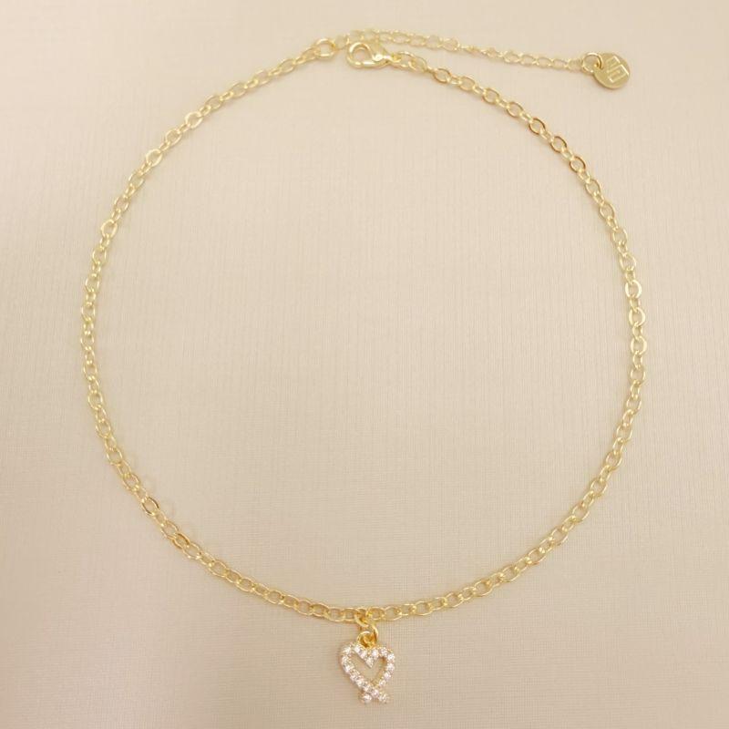 14.0317.1.O - Tornozeleira de leos ovais com pingente de silhueta coração desenhado cravejado