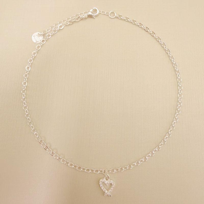 14.0317.1.S - Tornozeleira de leos ovais com pingente de silhueta coração desenhado cravejado