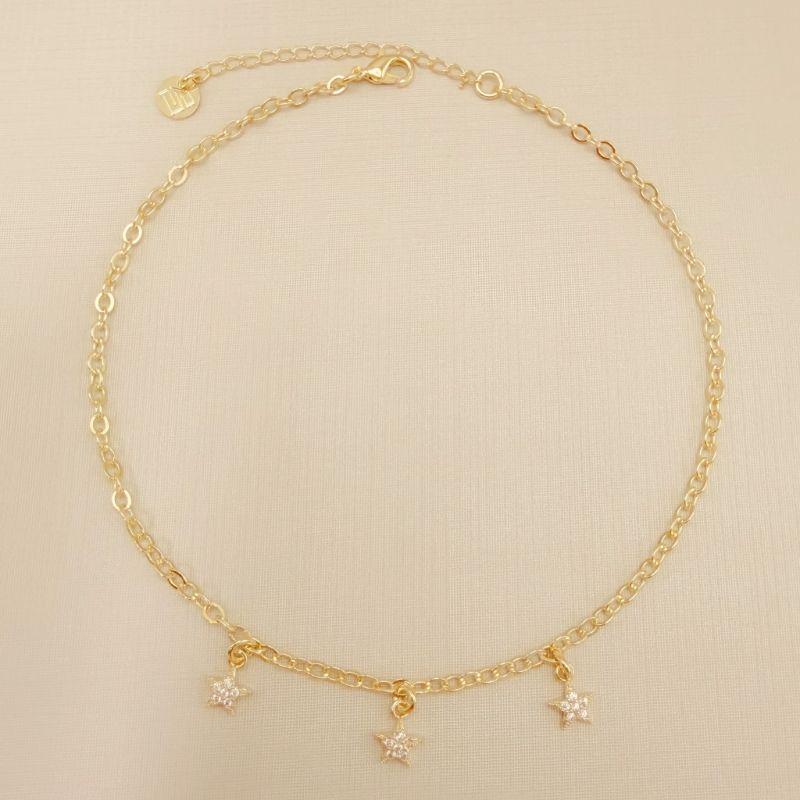 14.0324.1.O - Tornozeleira de elos clássicos com três pingentes de estrelas cravejados