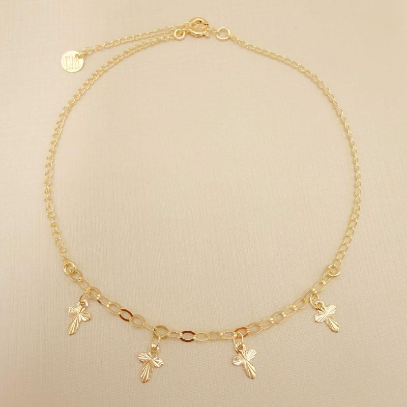 14.0331.0.O - Tornozeleira elo americano 3mm com quatro pingentes de cruz diamantadas.