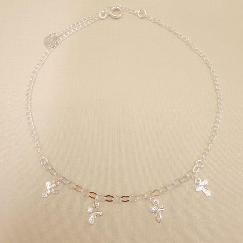 14.0331.0.S - Tornozeleira elo americano 3mm com quatro pingentes de cruz diamantadas.