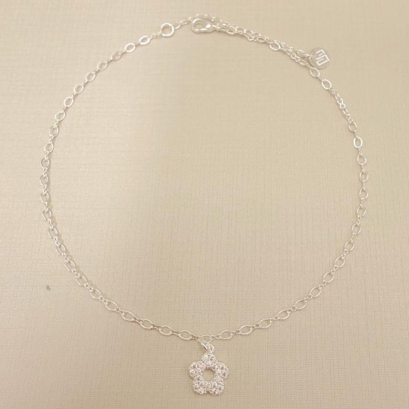 14.0335.1.S - Tornozeleira com pingente de flor cravejada e círculo vazado no centro, malha elo oval e elo infinito.