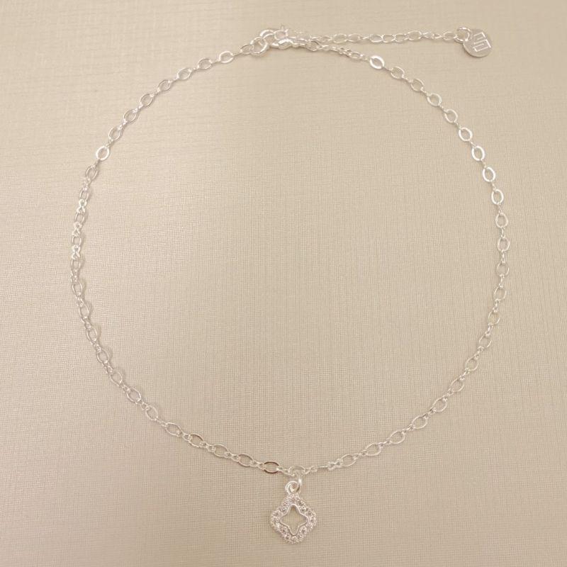 14.0336.1.S - Tornozeleira com pingente de silhueta de flor alhambra cravejada, insp. Van-Cleef, malha elo oval e elo infinito.