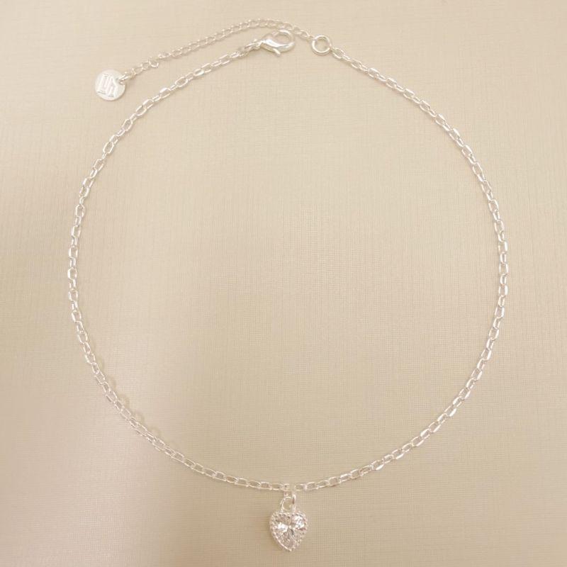 14.0337.1.s - Tornozeleira com pingente de coração cravação inglesa galeria luxo com pontilhados, elo insp. Cartier.