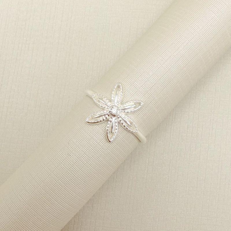 03.2531.1.S - (15) Anel de aro fino com flor de margarida com central em ponto de luz