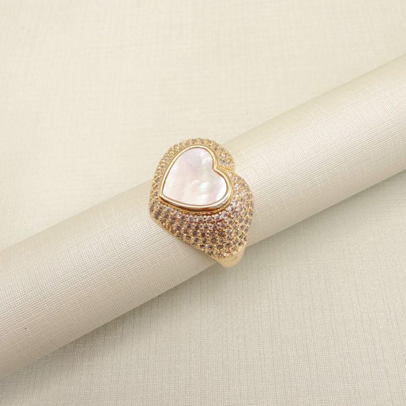 03.2539.15.O - (20) Anel alto de formato coração cravejado com central de madre pérola