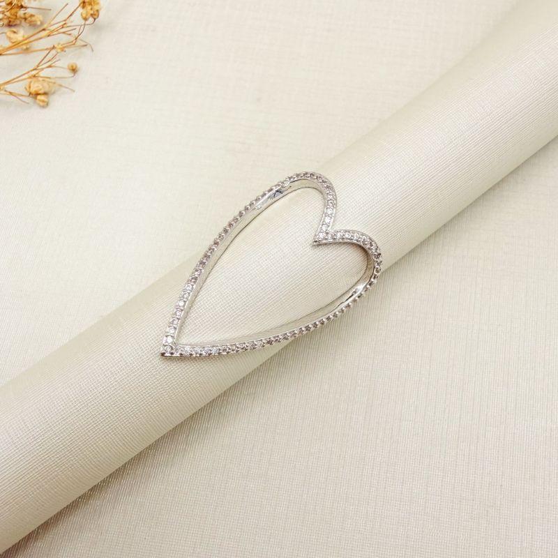 03.2543.1.B - (19) Anel de silhueta de coração longo simples craveajado