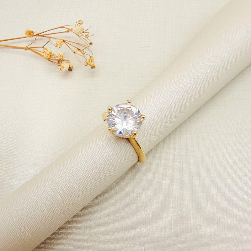 03.2544.1.O - (17) Anel solitário de pedra 10mm em garras com aro liso de angulo