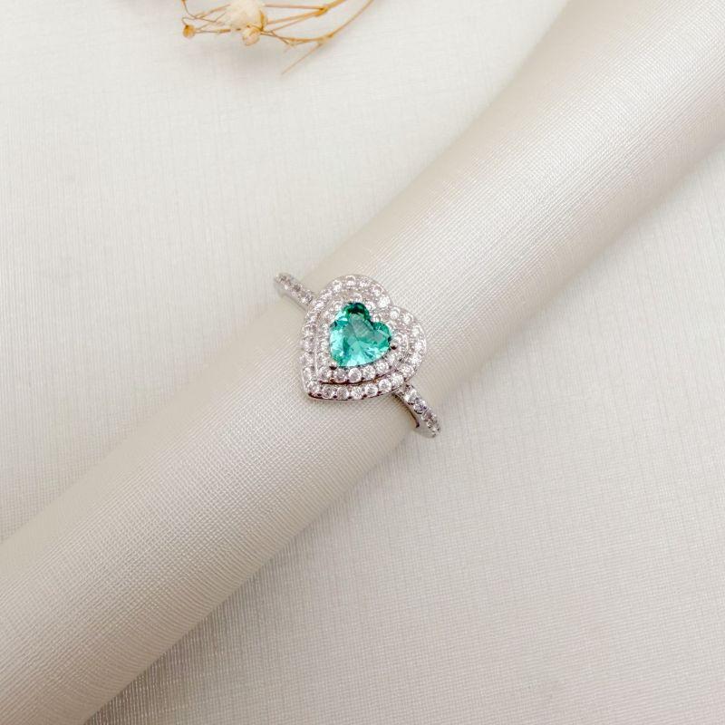 03.2546.9.B - (19) Anel solitário de coração com duas linhas de aura em aro meio cravejado