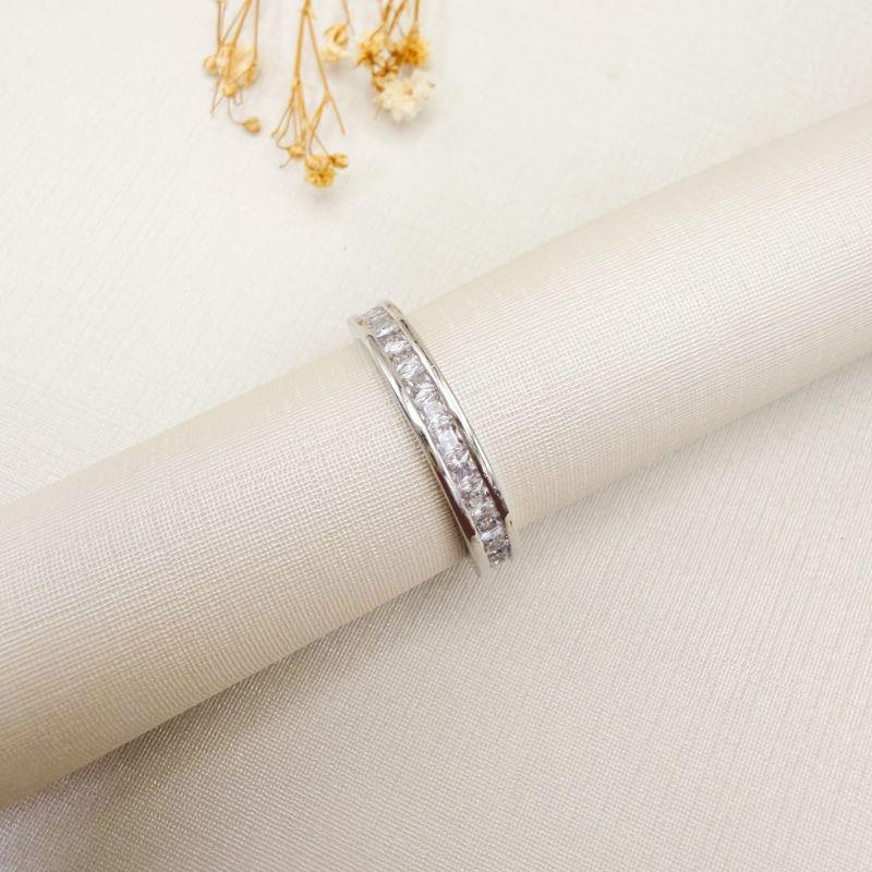 03.2547.1.B - (17) Anel estilo aparador em pedra carrê com borda larga lisa