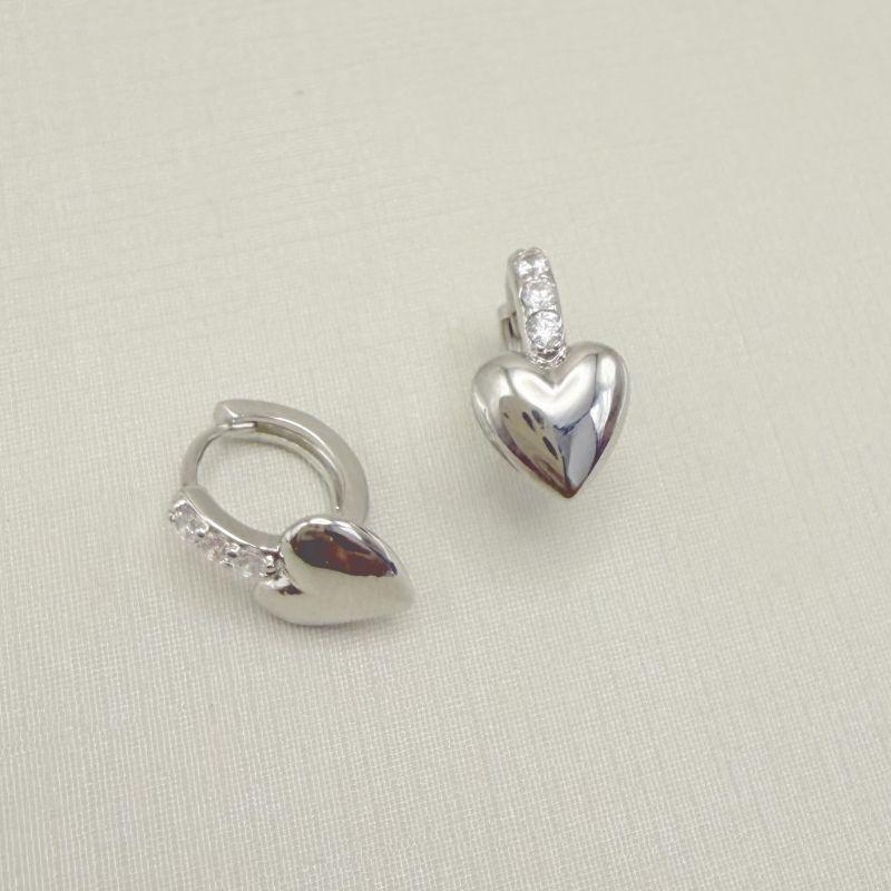 05.3113.1.B - Argola de uma coluna cravejada curta com coração liso em parte inferior