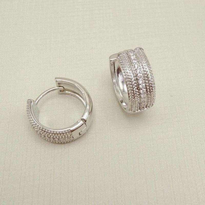 05.3116.1.B - Argola grande de uma coluna cravejada central com uma coluna em spike em cada lado