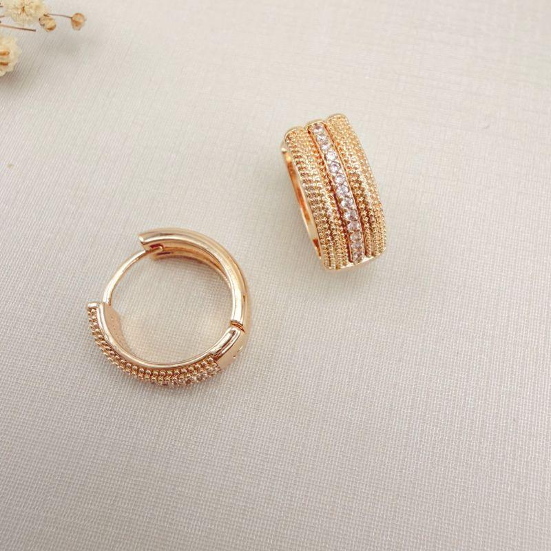 05.3116.1.O - Argola grande de uma coluna cravejada central com uma coluna em spike em cada lado