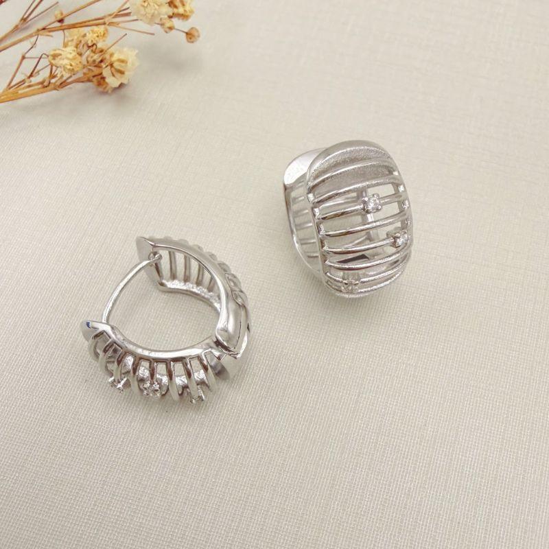 05.3119.1.B - Argola larga em barras finas espaçadas com alguns mini pontos de luz