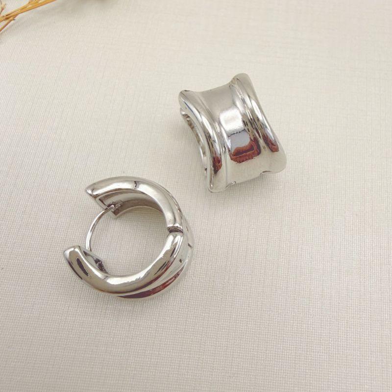 05.3121.0.B - Argola larga lisa com bordas altas onduladas