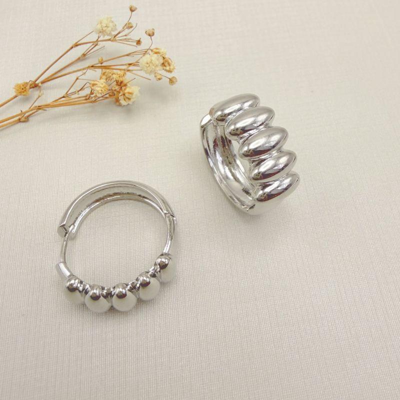 05.3122.0.B - Argola grande com parte frontal em cilindros lisos