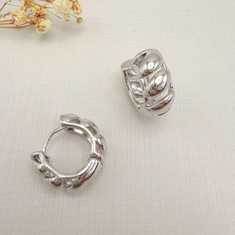 05.3124.0.B - Argola de três barras em navetes lisos verticais