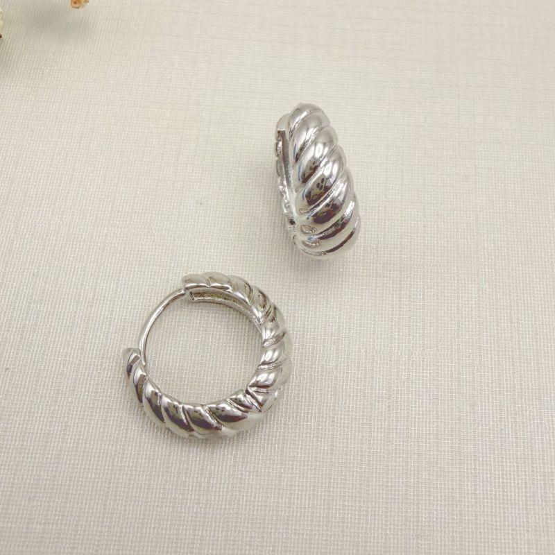 05.3125.0.B - Argola formato gota em efeito torcida lisa