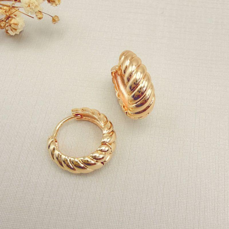 05.3125.0.O - Argola formato gota em efeito torcida lisa