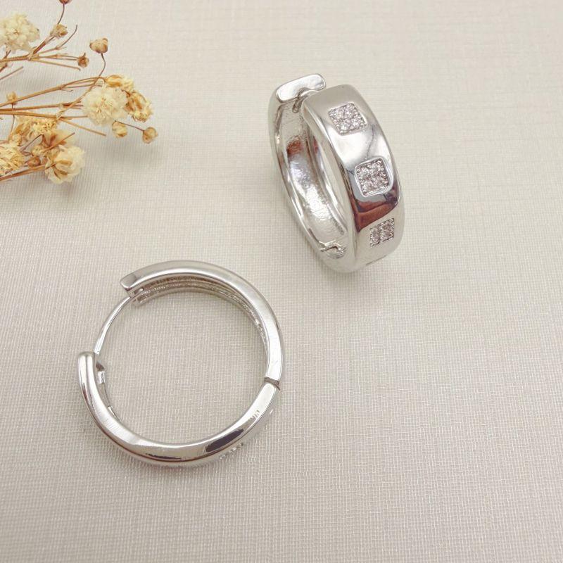 05.3130.1.B - Argola de efeito quadradinhos cravejados em barra lisa