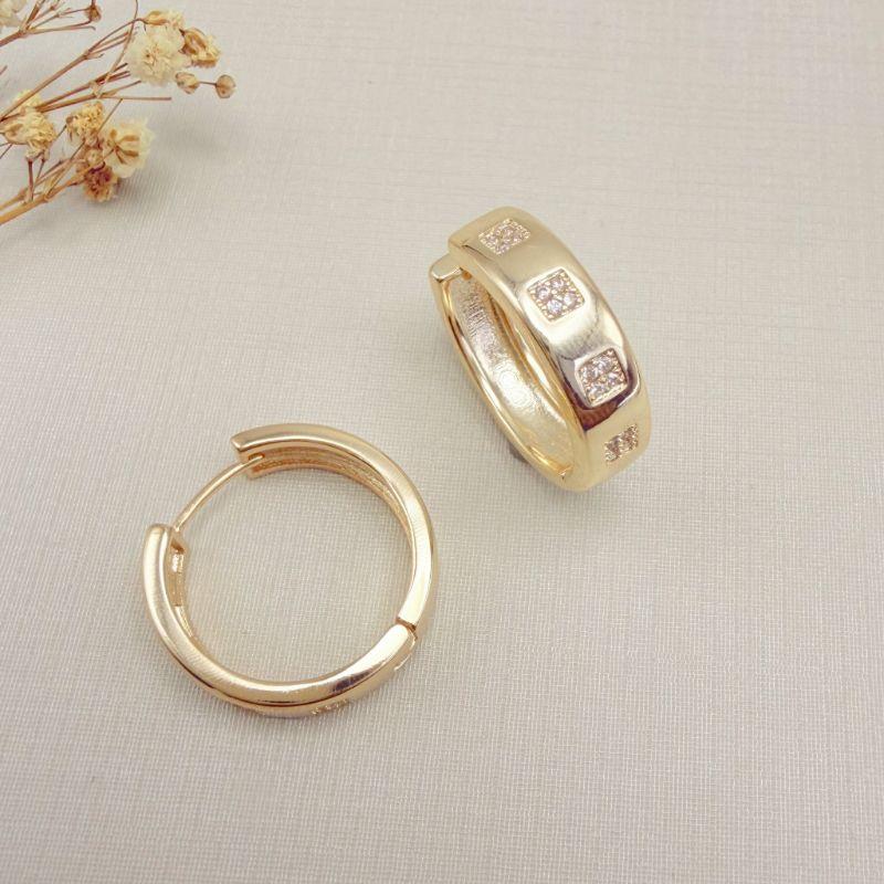 05.3130.1.O - Argola de efeito quadradinhos cravejados em barra lisa