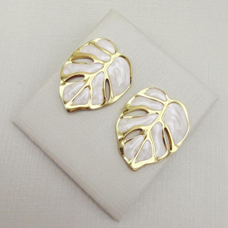 06.1336.15.O - Brinco de formato costela de adão em efeito quartzo