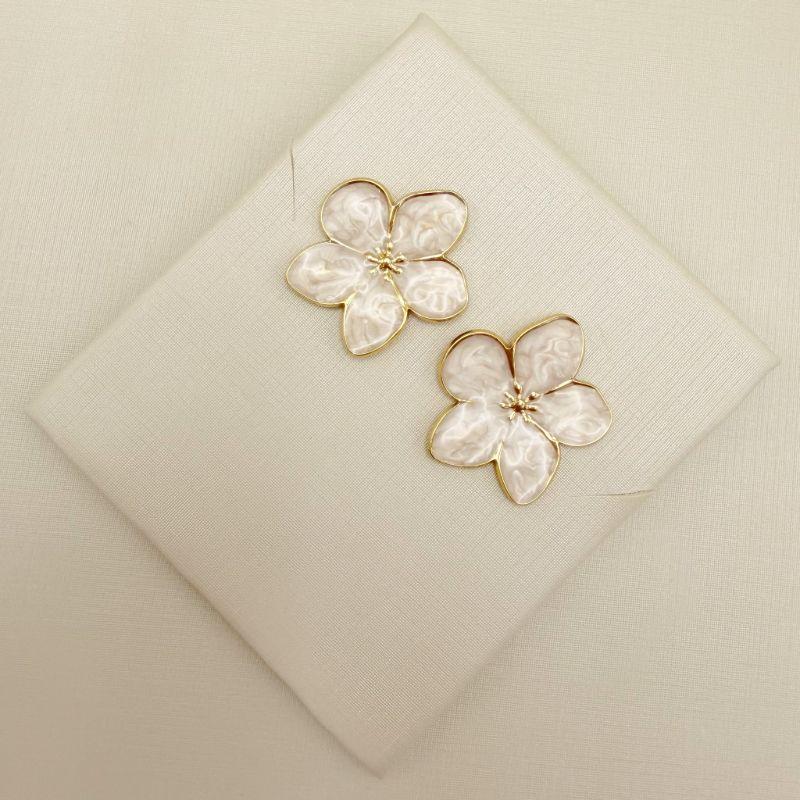 06.1337.15.O - Brinco de flor petúnia em efeito quartzo com borda lisa