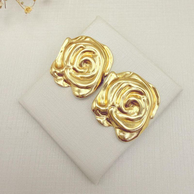 06.1346.0.O - Brinco em chapa lisa de formato rosa simples