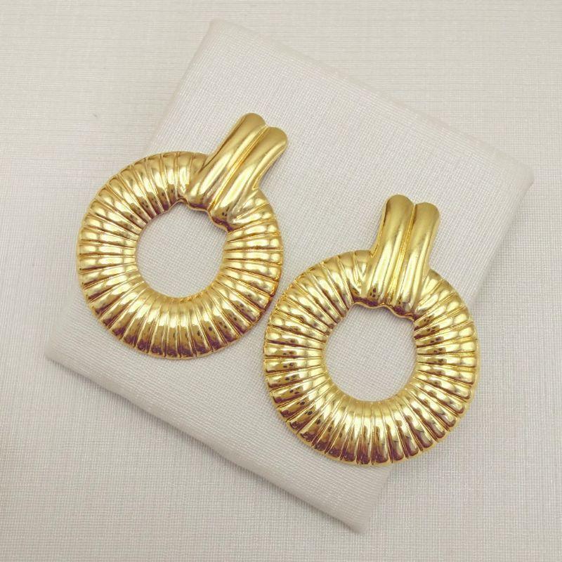 06.1347.0.O - Brinco de chapa dois traços lisos com circulo em efeito barras