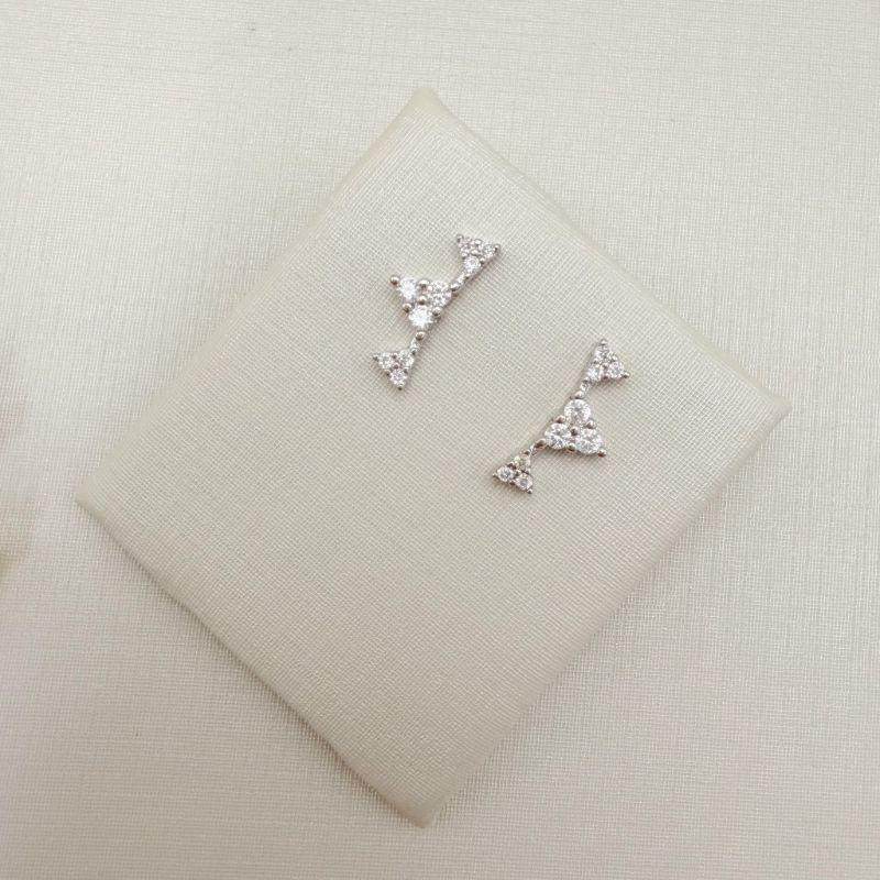 06.1350.1.B - Brinco mini ear-jacket de três triângulos cravejados