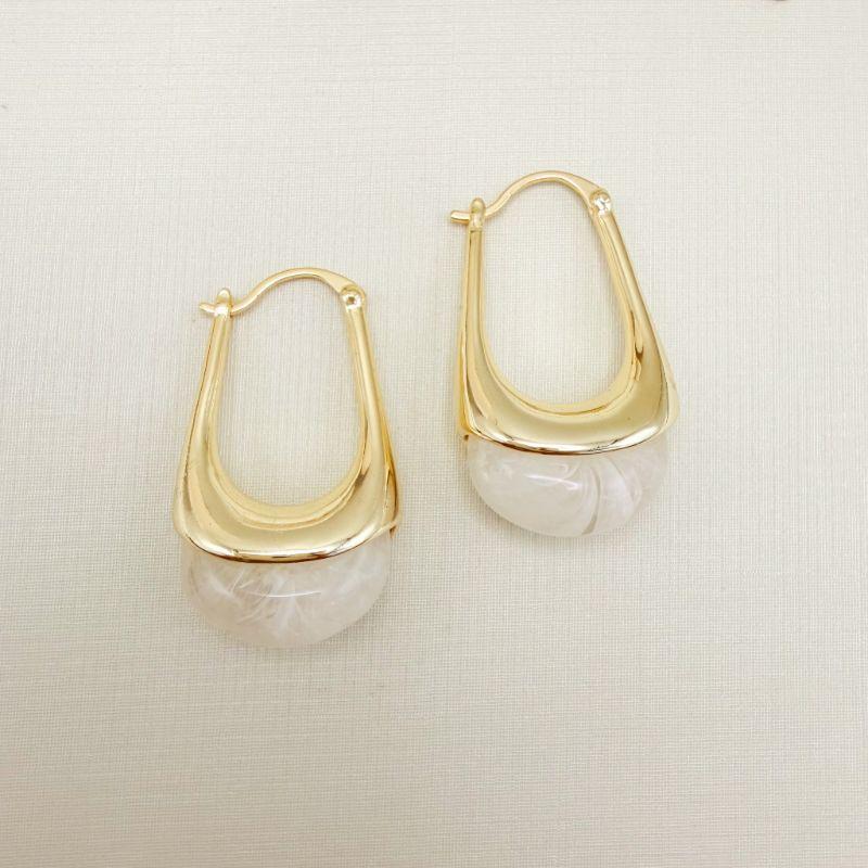 06.1352.15.O - Brinco argola longa em efeito sino com pingente circular em quatzo