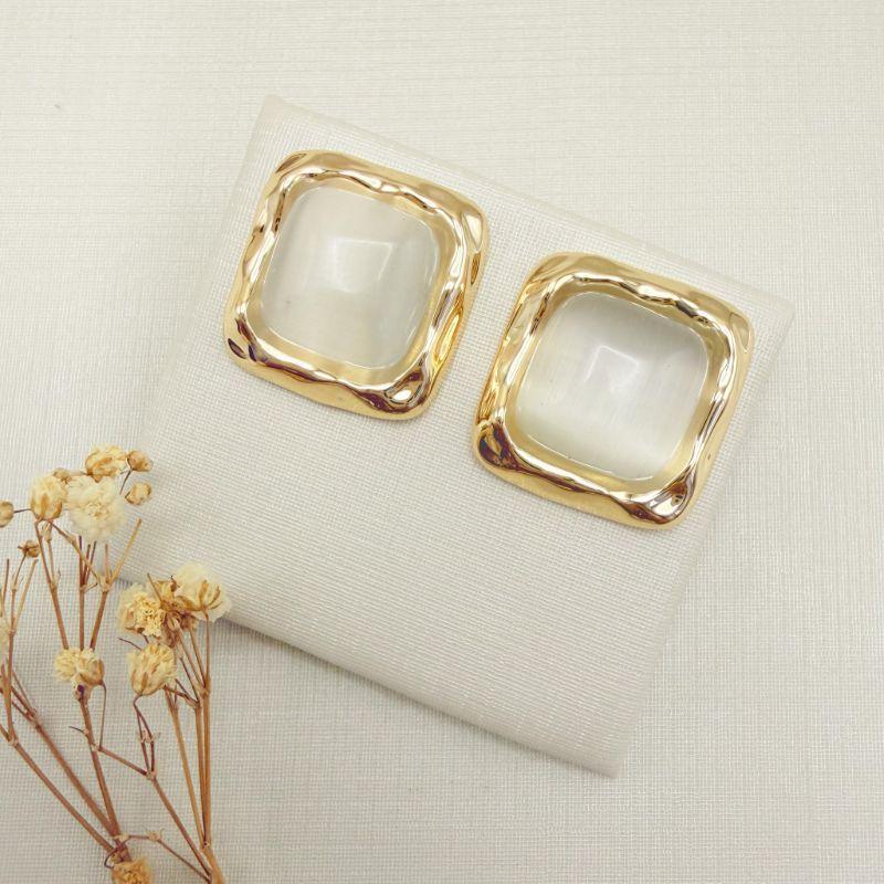 06.1353.15.O - Brinco de madre pérola quadrado com borda larga em efeito orgânico