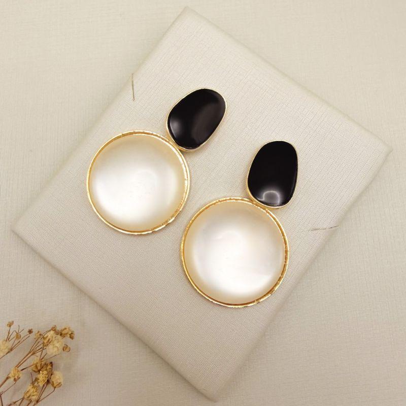 06.1355.15.O - Brinco de base em preto orgânico com pingente circular em madre pérola