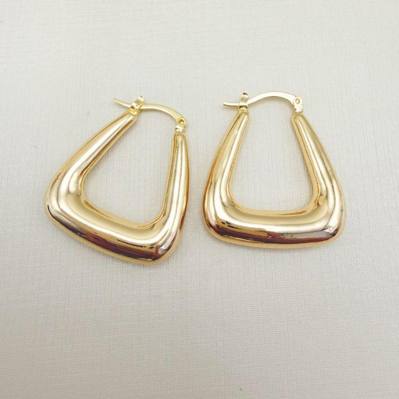 06.1357.0.O - Brinco de tubo redondo argola em formato trapézio de fecho italiano