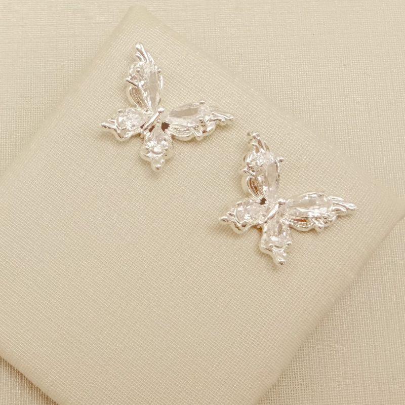 07.2843.1.S - Brinco de borboleta com zircônias gota nas asas e arabescos nas pontas das asas.