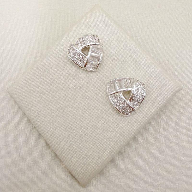 07.2846.1.S - Brinco triangulo em três barras largas sobrepostas com borda lisa