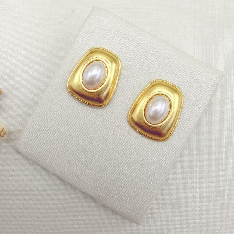 07.2849.15.O - Brinco em formato trapezio com pérola oval central