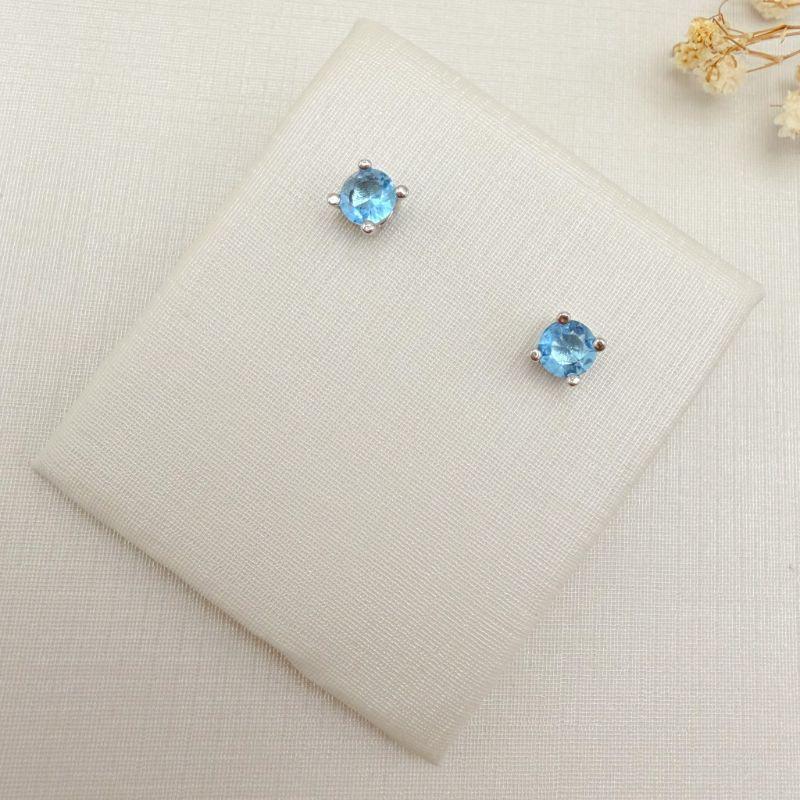 07.2858.10.B - (0.4mm) Brinco de ponto de luz com galeria e cravação quatro garras