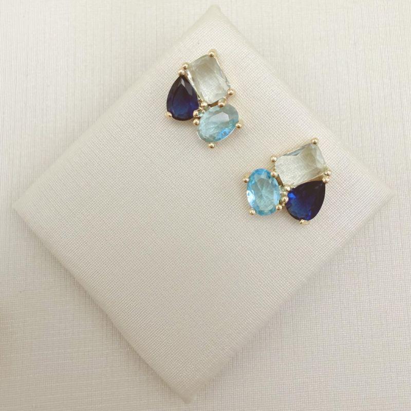 07.2860.C.O - Brinco de pedra em formatos variados e cores variadas em cravação garras