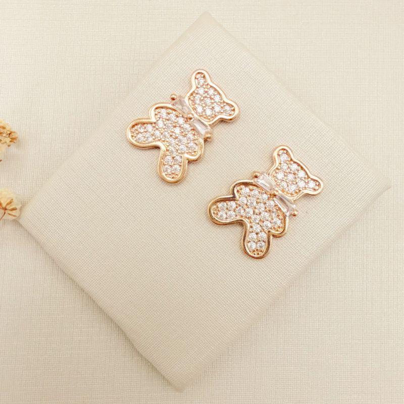 07.2868.1.O - Brinco de formato urso cravejado com gravata em zirconia carre