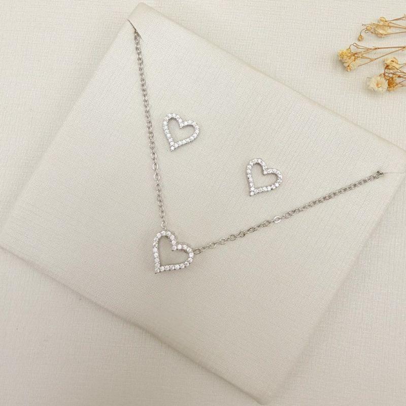 08.0627.1.B - (40) Conjunto de silhueta de coração cravejada simples