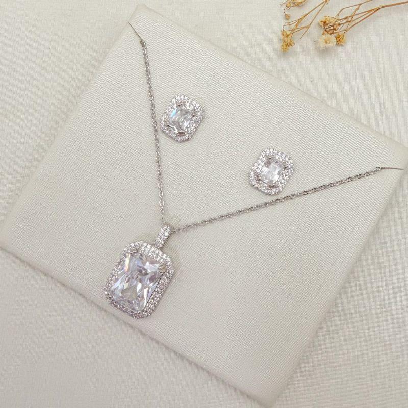 08.0636.1.B - (40) Conjunto retangular com duas linhas de aura com contrargola cravejada