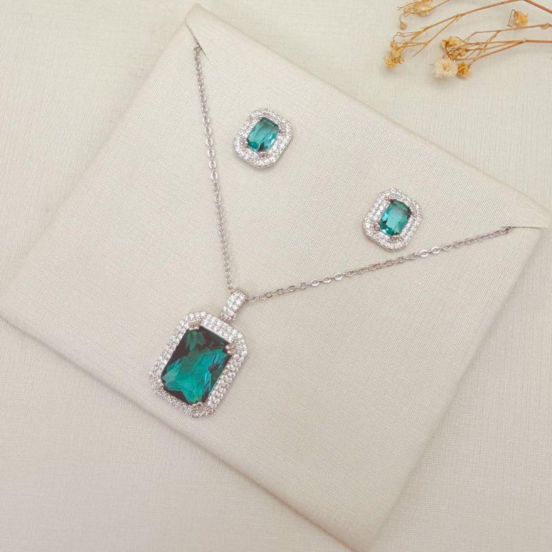 08.0636.7.B - (40) Conjunto retangular com duas linhas de aura com contrargola cravejada