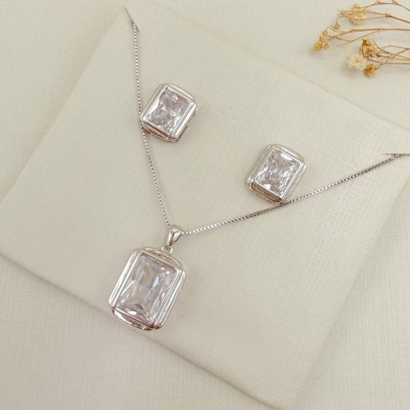 08.0638.1.B - (40) Conjunto retangular em cravação inglesa com galeria