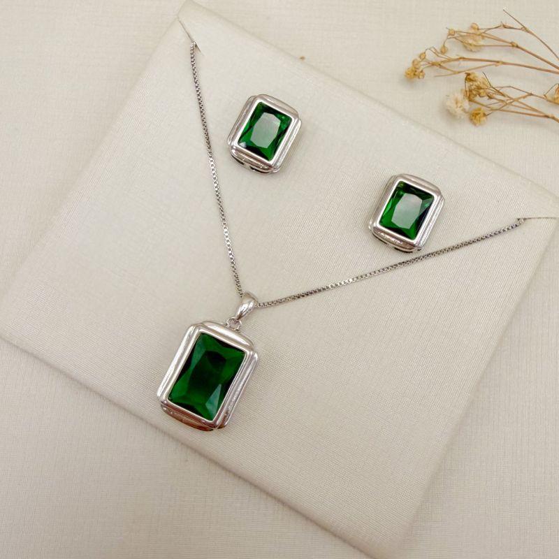 08.0638.5.B - (40) Conjunto retangular em cravação inglesa com galeria