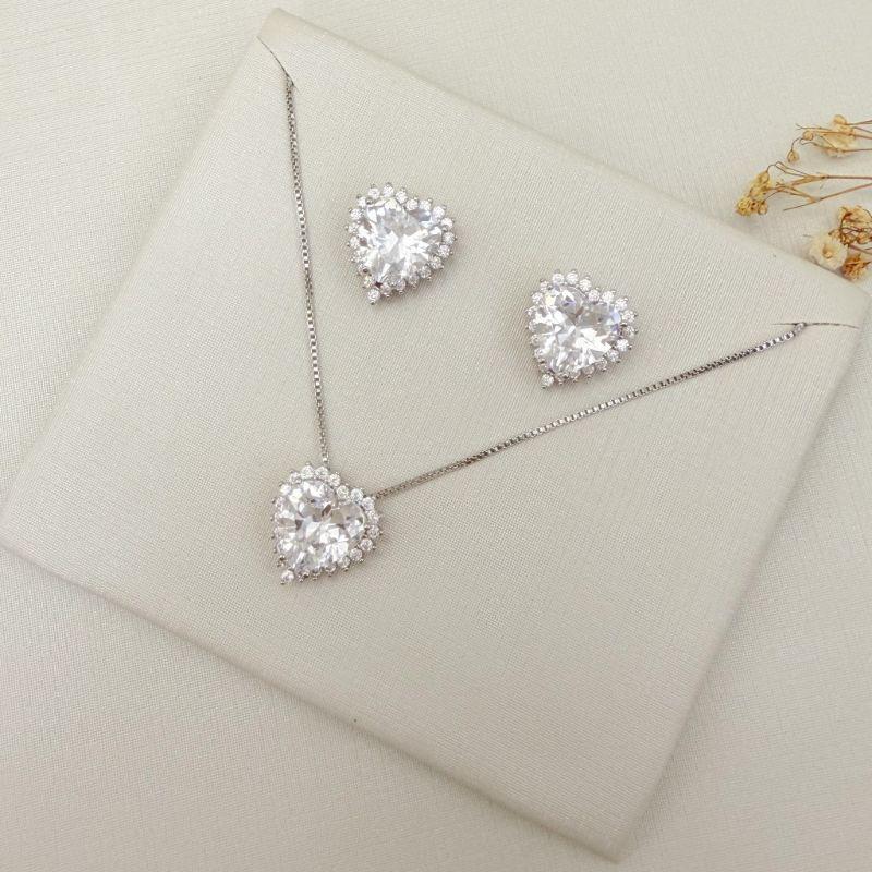 08.0639.1.B - (40) Conjunto de coração com um linha de aura e galeria redonda